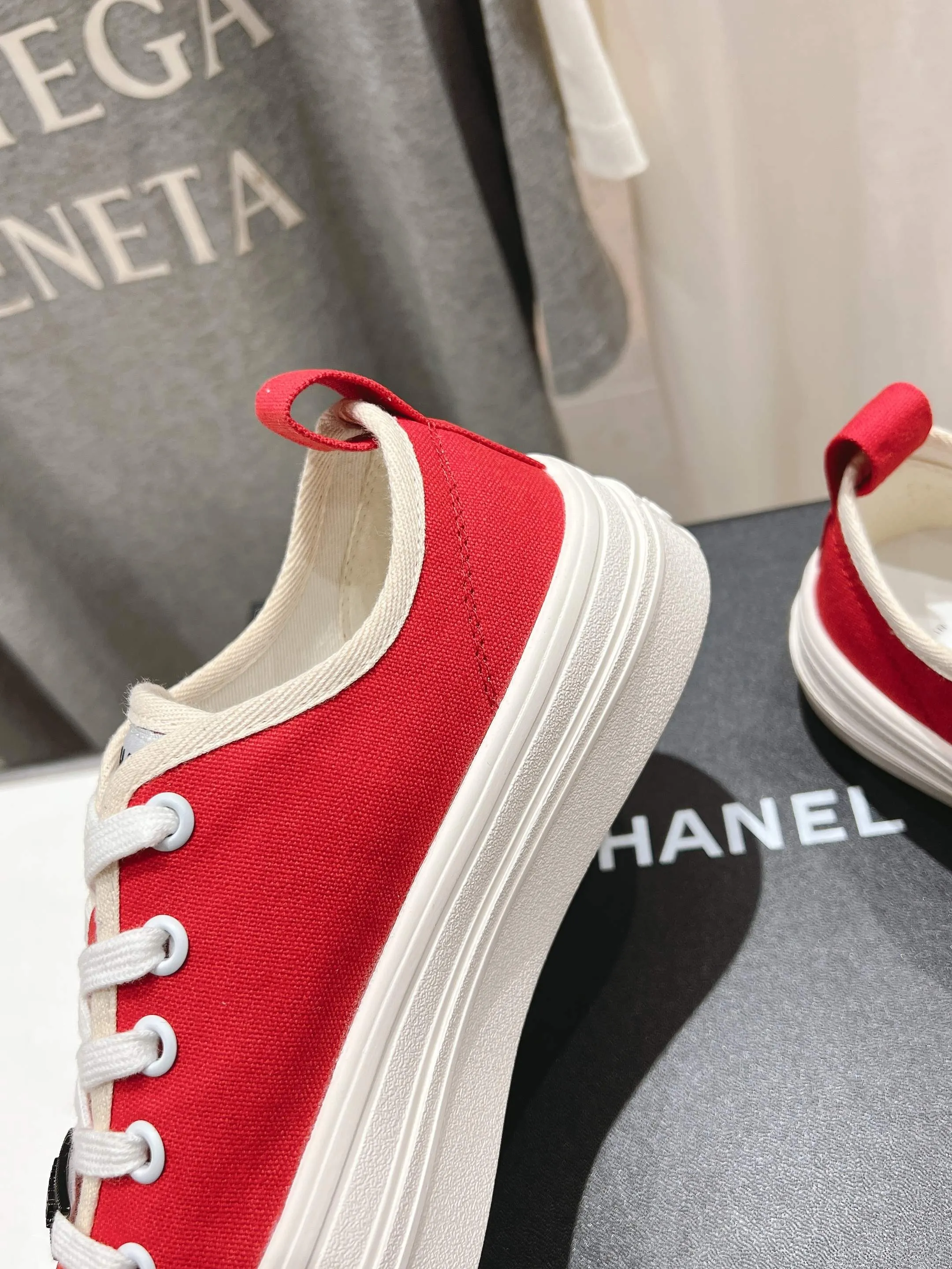 👟👟Ex-factory price 400👟👟 Chanel* Xiaoxiang 2025ss latest casual shoes, the currently super popular biscuit shoes. Internet celebrity Xiaohongshu is crazy about hot recommendations. The silly and cute style has a retro flavor! The shape is special and very recognizable. It makes your legs slimmer and longer. It is absolutely powerful. It is also very comfortable to wear. It has good looks. It is comfortable and increases your height. I must recommend it to everyone. The main feature of this year's series is minimalist style. ✔Fabric: original customized canvas. ✔Feet: water-dyed cowhide, comfortable on the feet. ✔Outsole: open-molded high-elastic rubber platform sole. ✔Number: 35-39.